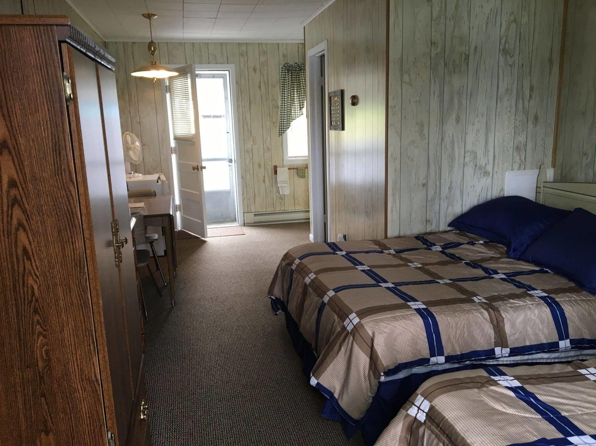 Dixon Lake Resort Motel Gaylord Exterior photo